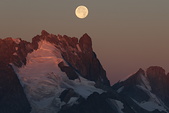 Pleine lune derri�re la Meije, au soleil levant