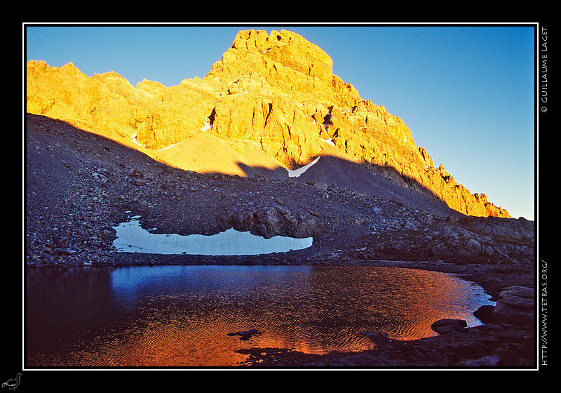 Alpes du Sud : Le Brec de Chambeyron éclairé par le soleil couchant se reflète dans un petit lac