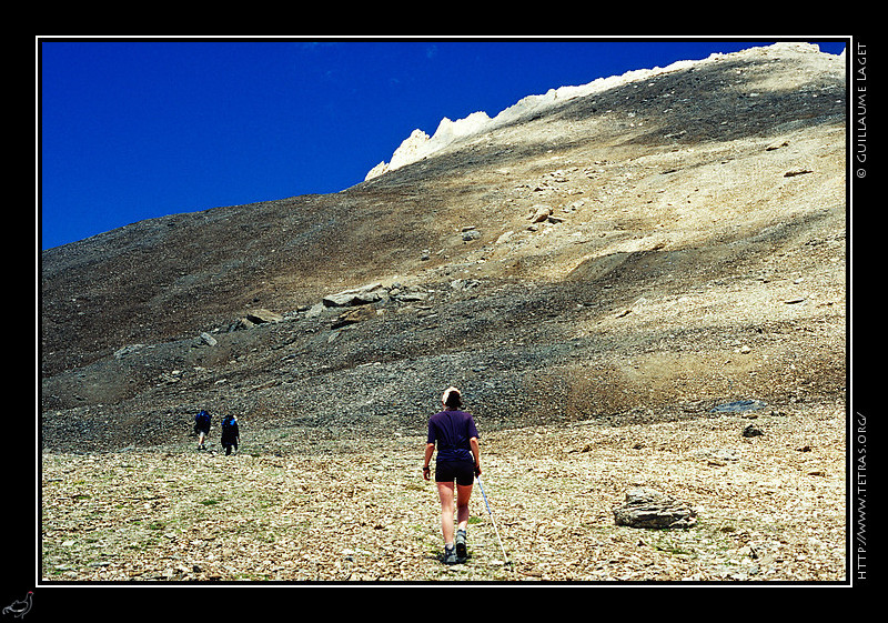 Alpes du Sud : Trois randonneurs remontent le pierrier de la Pointe d'Aval (3320m), au dessus du refuge de Chambeyron