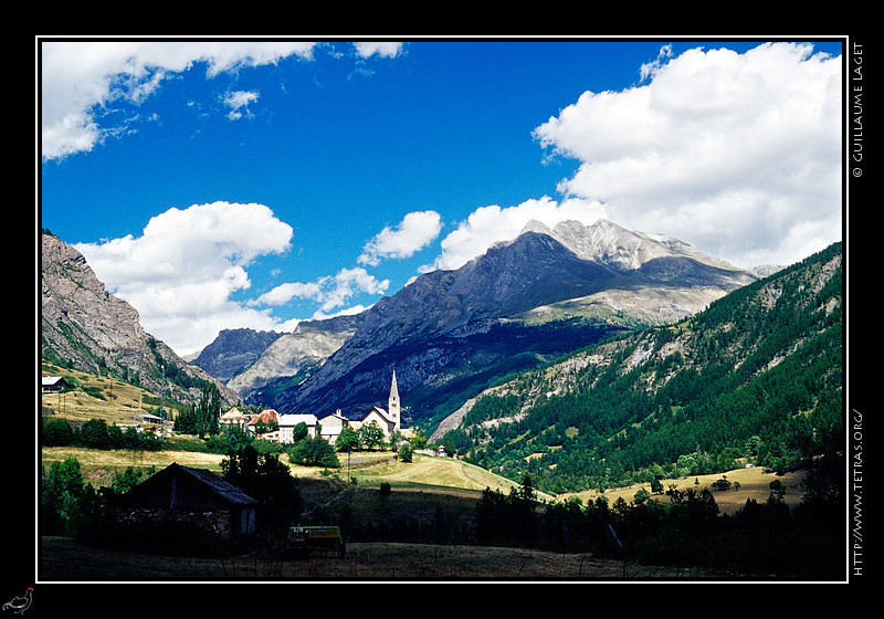Alpes du Sud : Nuages et soleil sur le village de Saint-Paul-sur-Ubaye et la haute vallée