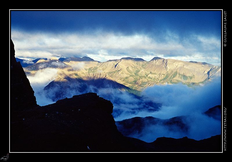 Alpes du Sud : Brumes et nuages sur les crêtes de l'Ubaye, derrière les crêtes du Brec de Chambeyron