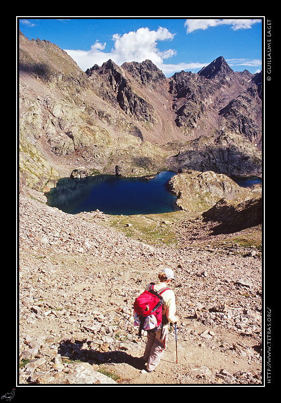 Alpes du Sud : Randonneuse descendant du Mont Tnibre sur le lac du Cimon