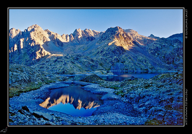 Alpes du Sud : Les crtes du Mercantour se refltent au petit matin dans le lac de Rabuons